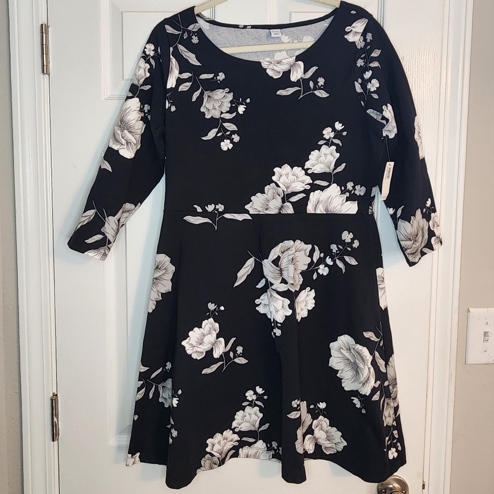 NWT black white gray floral fit and flare half sleeve dress
